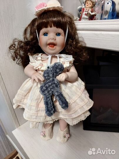 Кукла фарфоровая