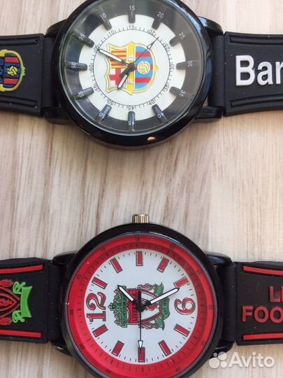 С футбольной символикой часы