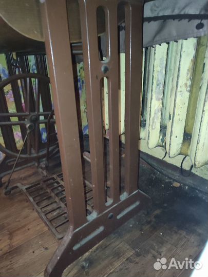 Швейная машина ножная СССР, подножье металл