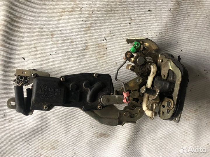 Замок двери задний левый Toyota Sprinter Marino