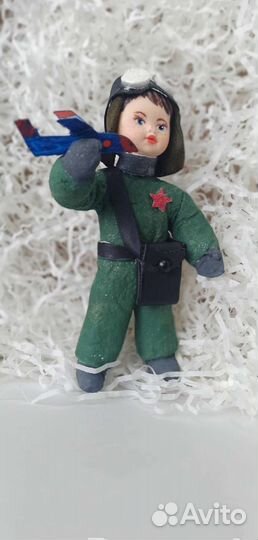 Мальчик с самолётом