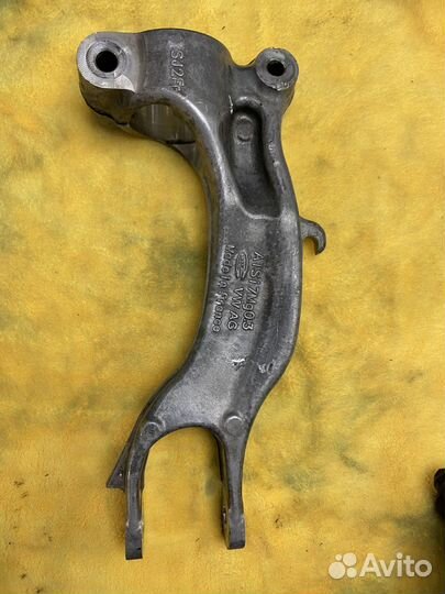 Кронштейн амортизатора левый Audi A4B9