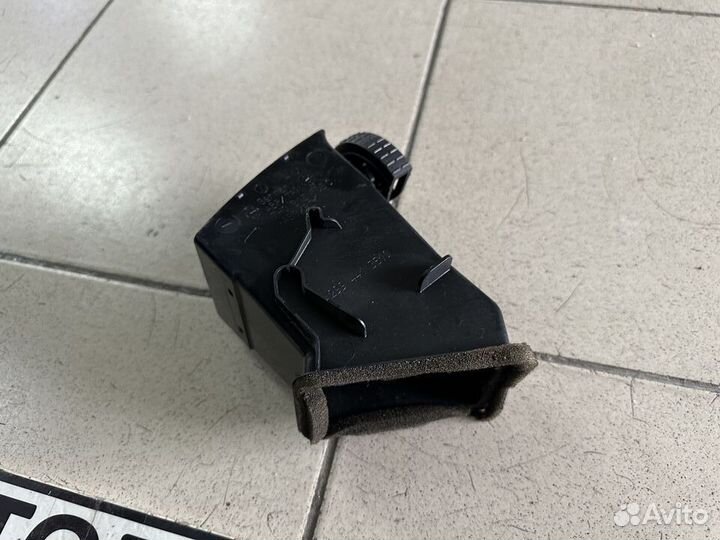 Дефлектор воздушный центральный левый Caravelle T5