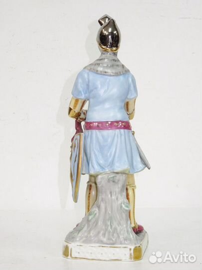 Статуэтки фарфоровые. Рыцарь