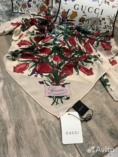 Платок Gucci пудровый с упаковкой бренда