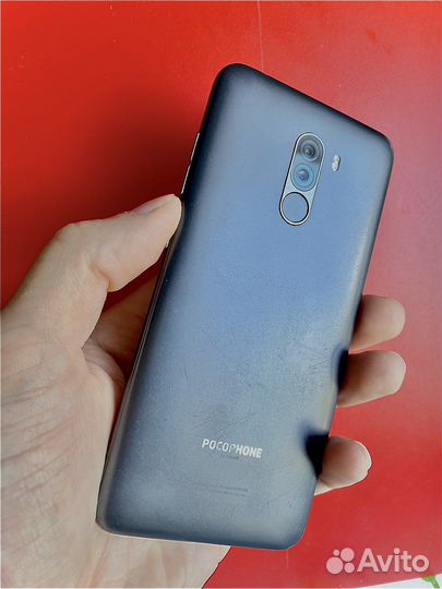 Телефон Pocophone F1