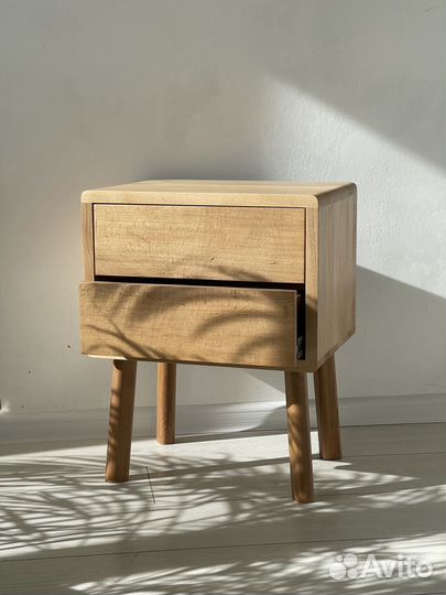 Прикроватная тумба с ящиками из массива