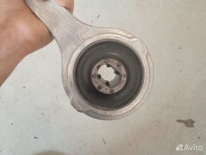 Передний правый продольный рычаг на мерседес W204