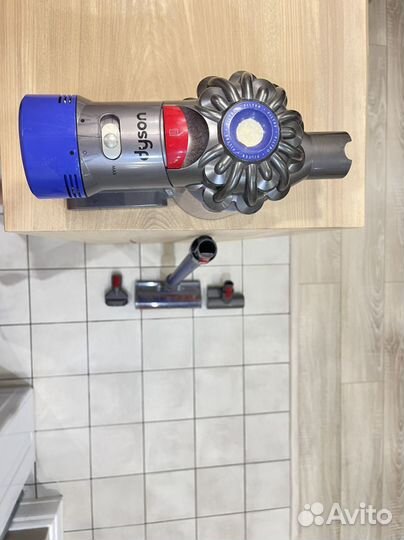 Вертикальный пылесос dyson v7