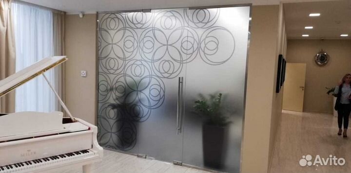 Оклейка пленкой перегородок, офисов, витрин