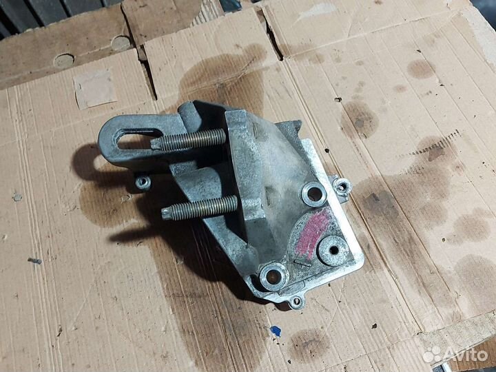 Кронштейн двигателя правый Форд Фокус 2