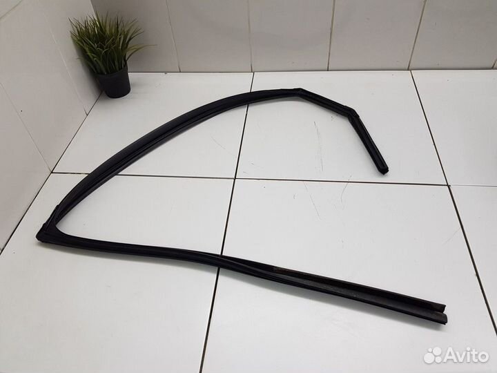 Уплотнитель стекла задней правой двери