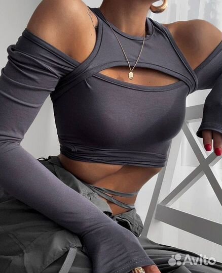 Женский топ с вырезами