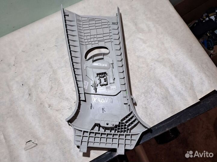 Обшивка центральной стойки правая Octavia A7