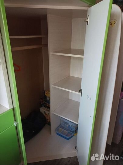 Детская кровать чердак со столом и шкафом