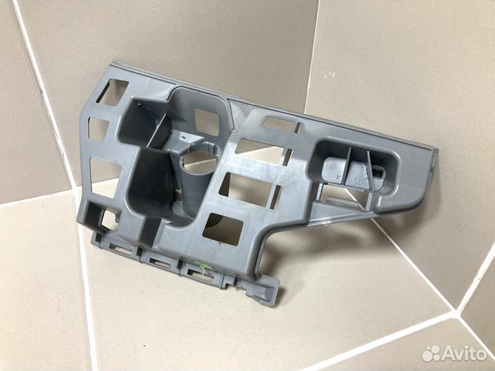 Кронштейн перед бампера прав Skoda Fabia 2010-15