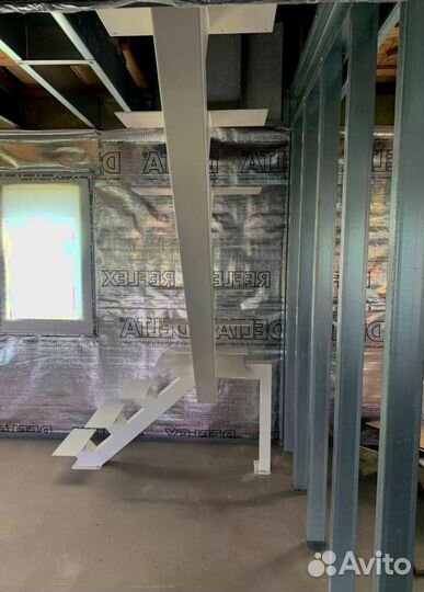 Лестница на металлокаркасе закрытого типа