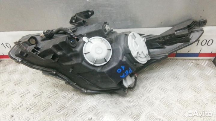 Фара правая Toyota Avensis