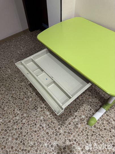 Парта, стол для школьника