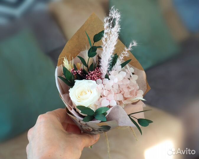 Корзина с цветами, розы стабилизированые, не вянут