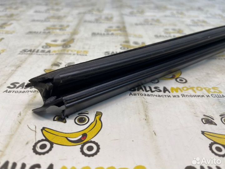 Уплотнитель стекла двери задний правый Volkswagen