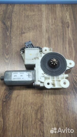 Мотор стеклоподъемника передний правый Toyota