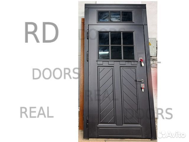 Дизайнерская входная дверь для улицы со стеклом