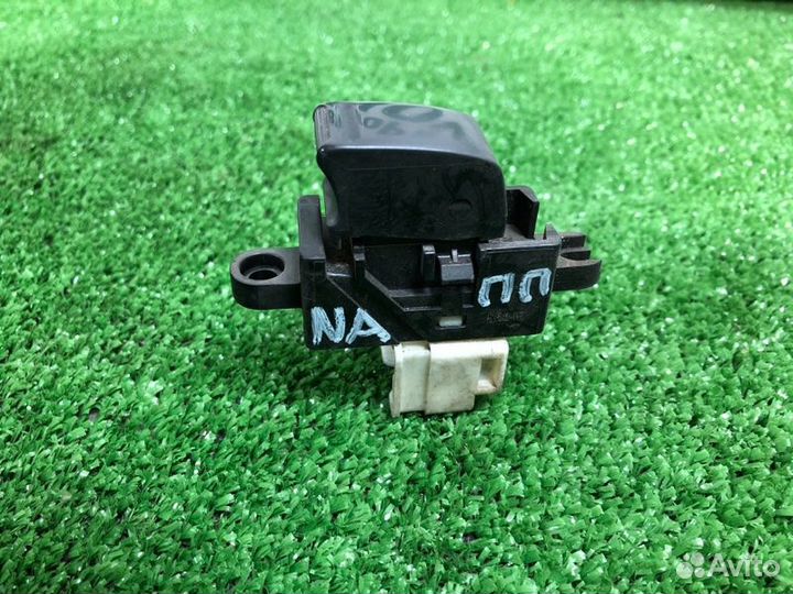 Кнопка стеклоподъемника передняя правая Nissan