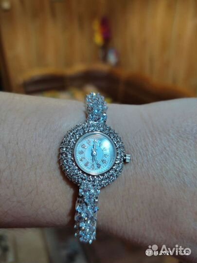 Часы с кристаллами Сваровски