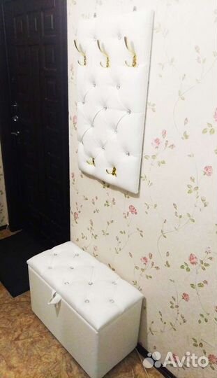 Стеновая панель с пуфом