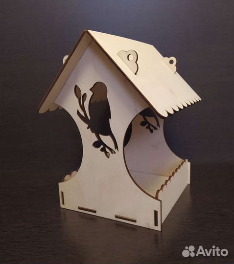 Деревянная кормушка для птиц