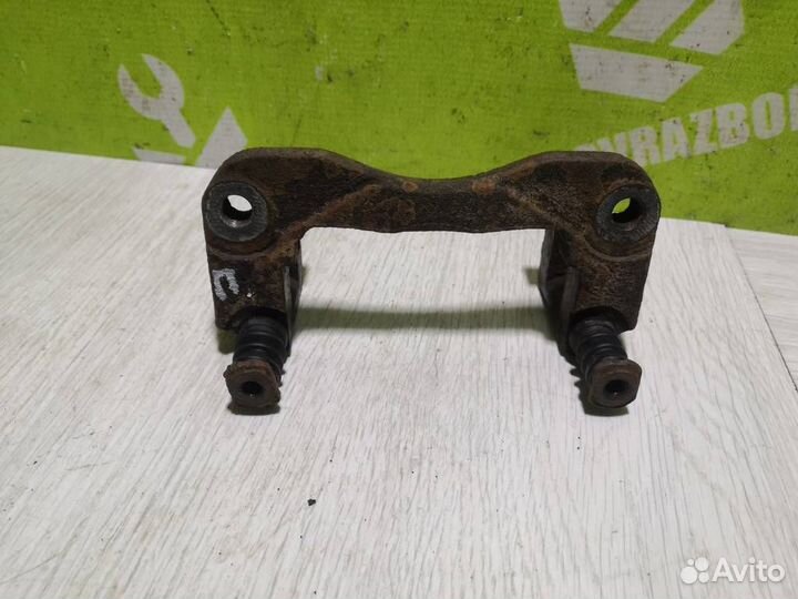 Скоба суппорта переднего Сузуки Балено 98-07