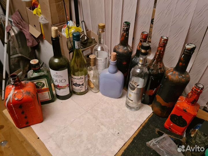 Пустые бутылки для коллекции