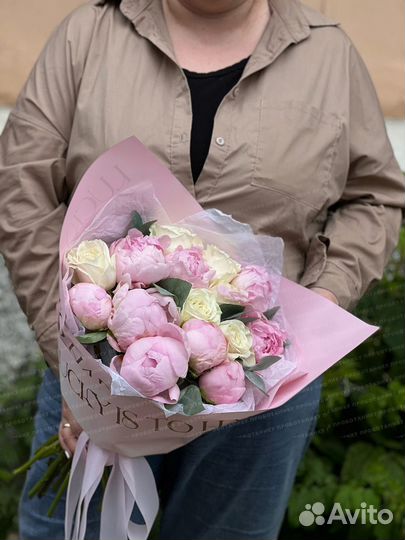 Букет с пионами и розами