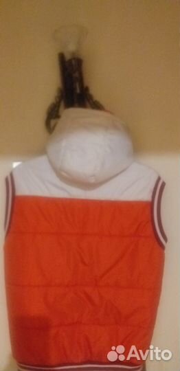 Зимний жилет с капюшоном