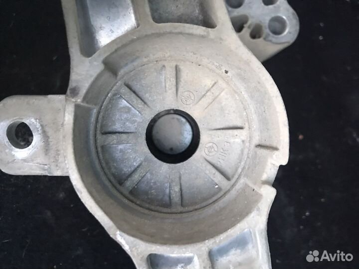 Подушка двигателя правая colt z30