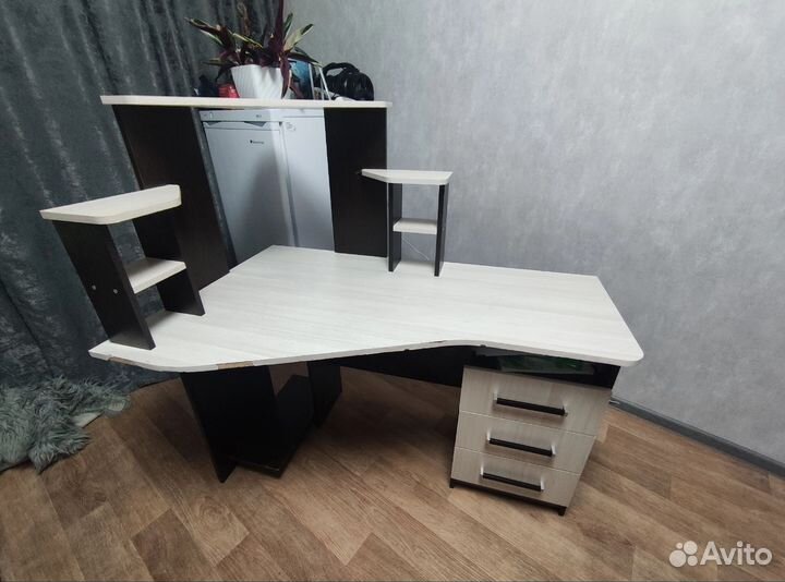 Угловой письменный стол