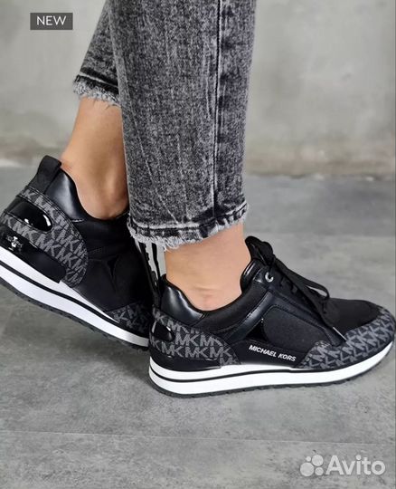 Кроссовки женские