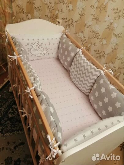 Детская кроватка-качалка на колёсиках