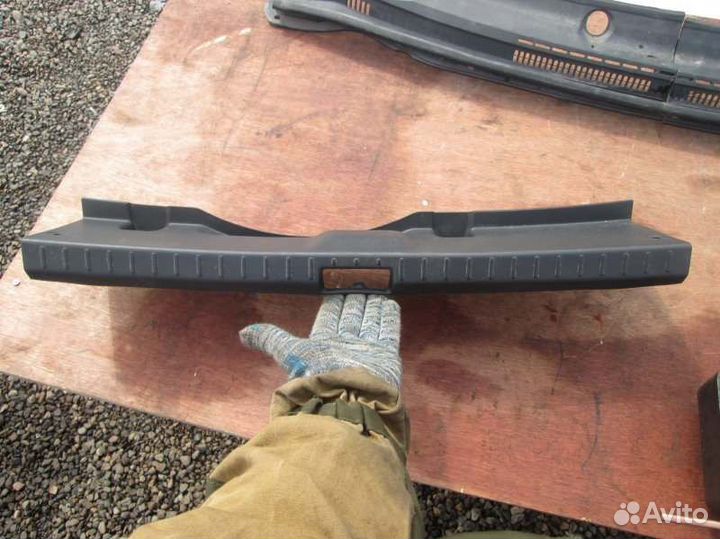 Накладка замка багажника Toyota Corolla NZE121