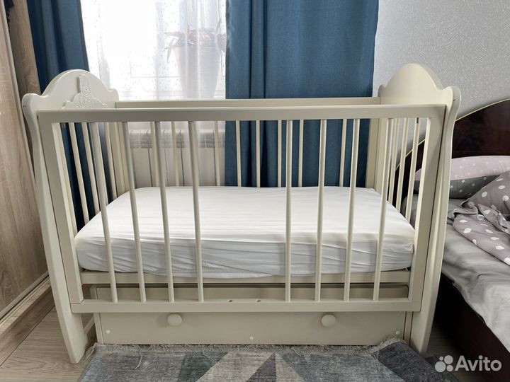 Детская кроватка с маятником и ящиком