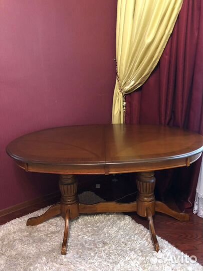 Обеденный стол овальной формы