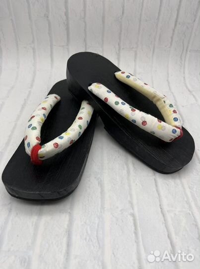 Яки-гэта. японские деревянные сандалии