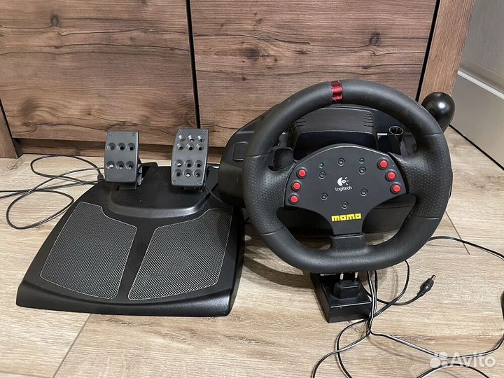 Руль и педали Logitech Momo Racing