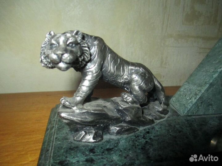 Письменный прибор змеевик,часы.снежный барс