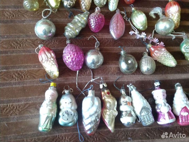 Елочные игрушки и коробка