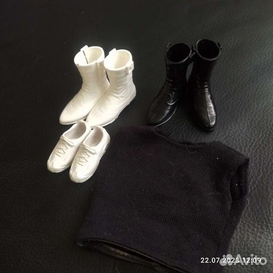 Лот обуви и аксессуаров для куклы барби и кена