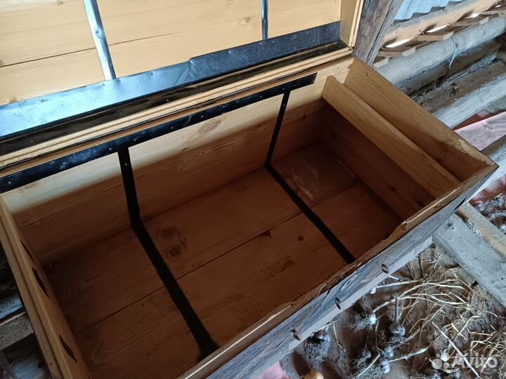 Сундук деревянный обитый железными вставками