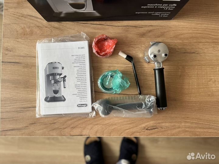 Рожковая кофеварка DeLonghi EC685.W White