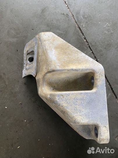 Range Rover Sport I L320 Кронштейн двс левый 4.2